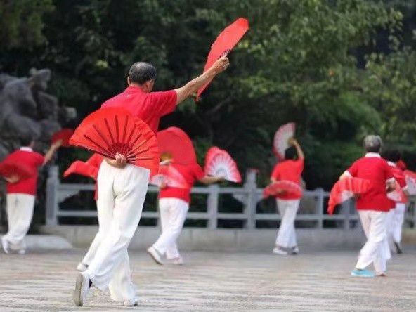 小紅書熱點揭秘，廣場舞新風尚竟霸占籃球場！